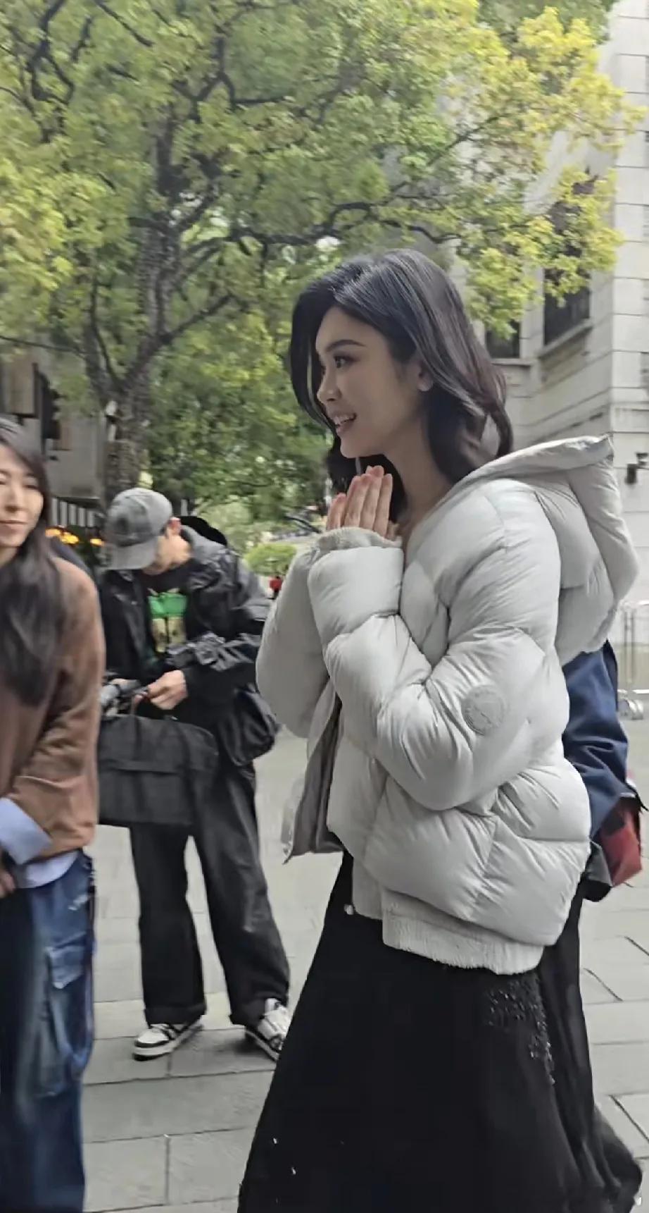 11月12日清晨，奚梦瑶就出现在街头开始拍摄工作。当天天气寒冷，她来的时候还穿着