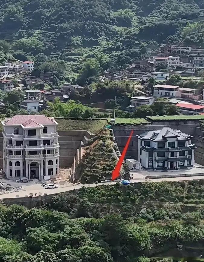 弟弟打算铲平这土堆，方便两家走动来往，嫂子却就是不肯同意。