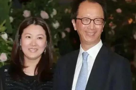 2001年，陈慧珊为了抱紧梁锦松的大腿，主动抛弃了自己的丈夫，不曾想，梁锦松却因