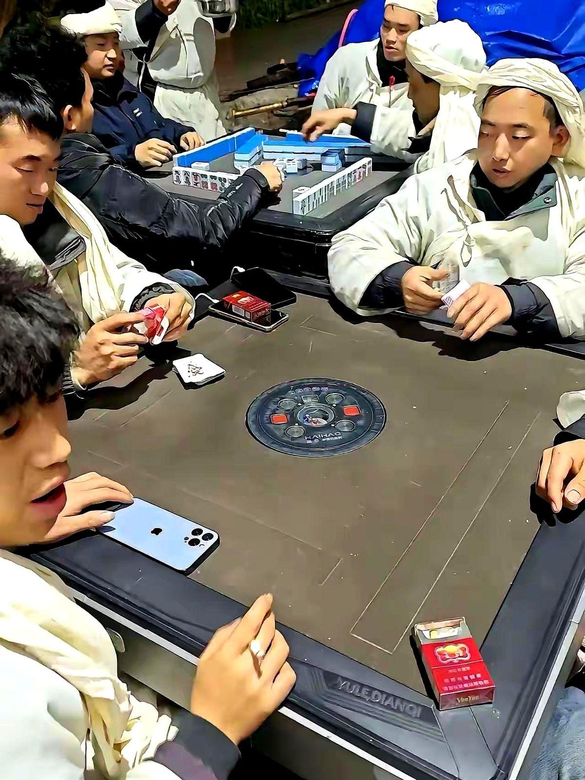 昆明街头这套衣服，懂行的一眼就看出不简单，评论区瞬间炸开锅。有人刷到这套衣服