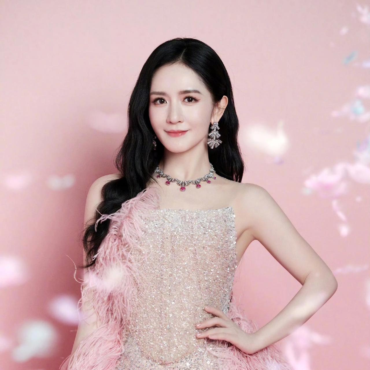 谢娜真的太会算了为什么演唱会疯狂请嘉宾？归根结底，可能是自己没货，因为她自己