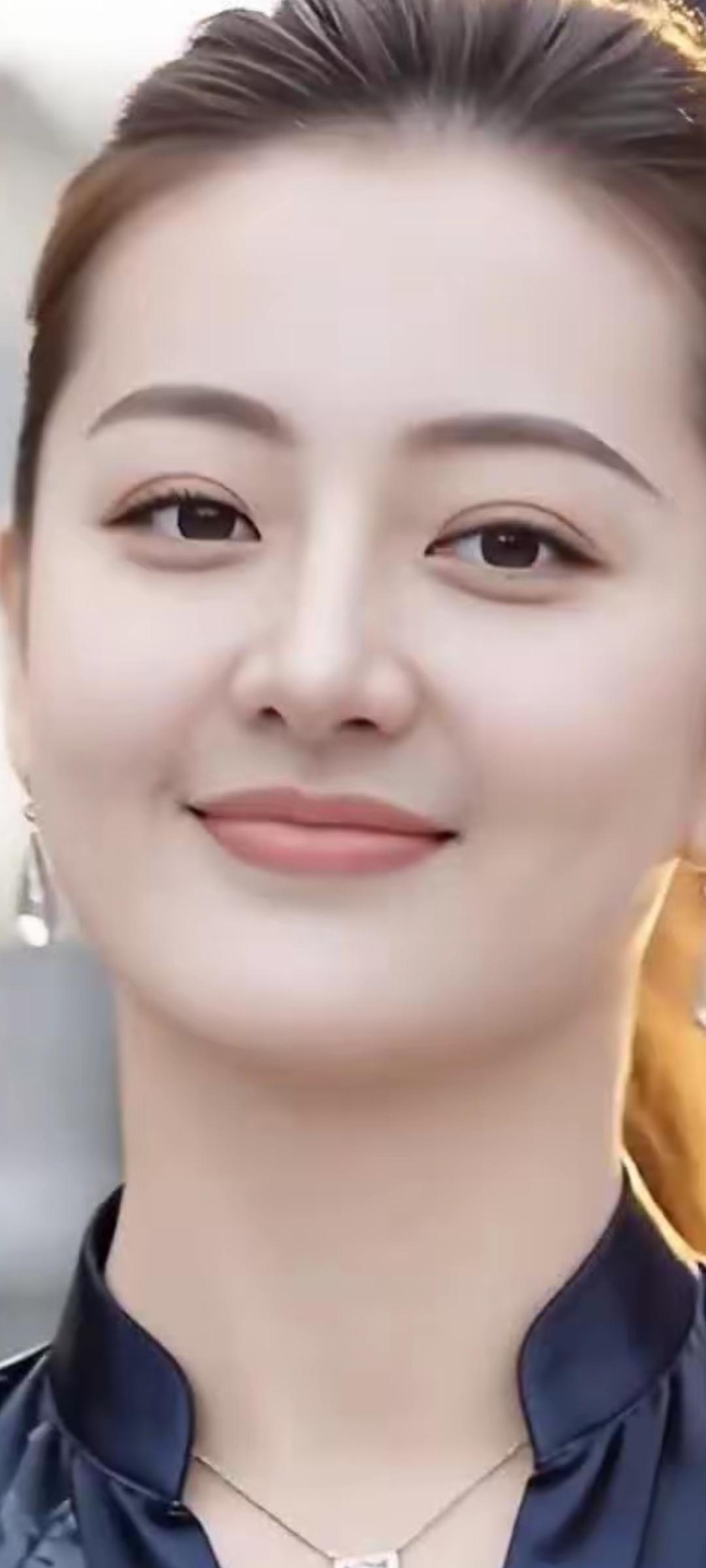 温柔微笑，优雅气质，时尚穿搭