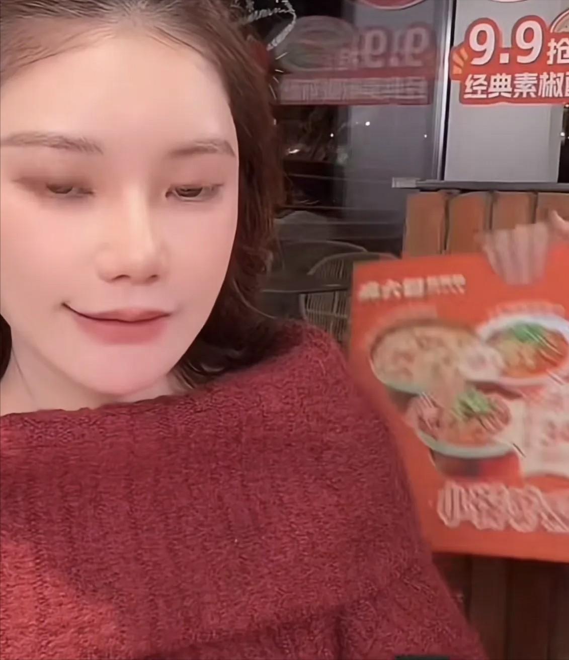 马筱梅直播被黑宝宝捣乱：“我来卖酸辣粉的，不是来卖相的。”这哪儿是怼人，这是