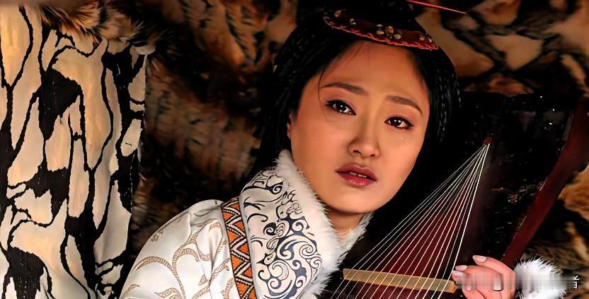 流落匈奴12年的蔡文姬，被师兄曹操重金赎回中原。没多久，35岁的蔡文姬，被曹操赐