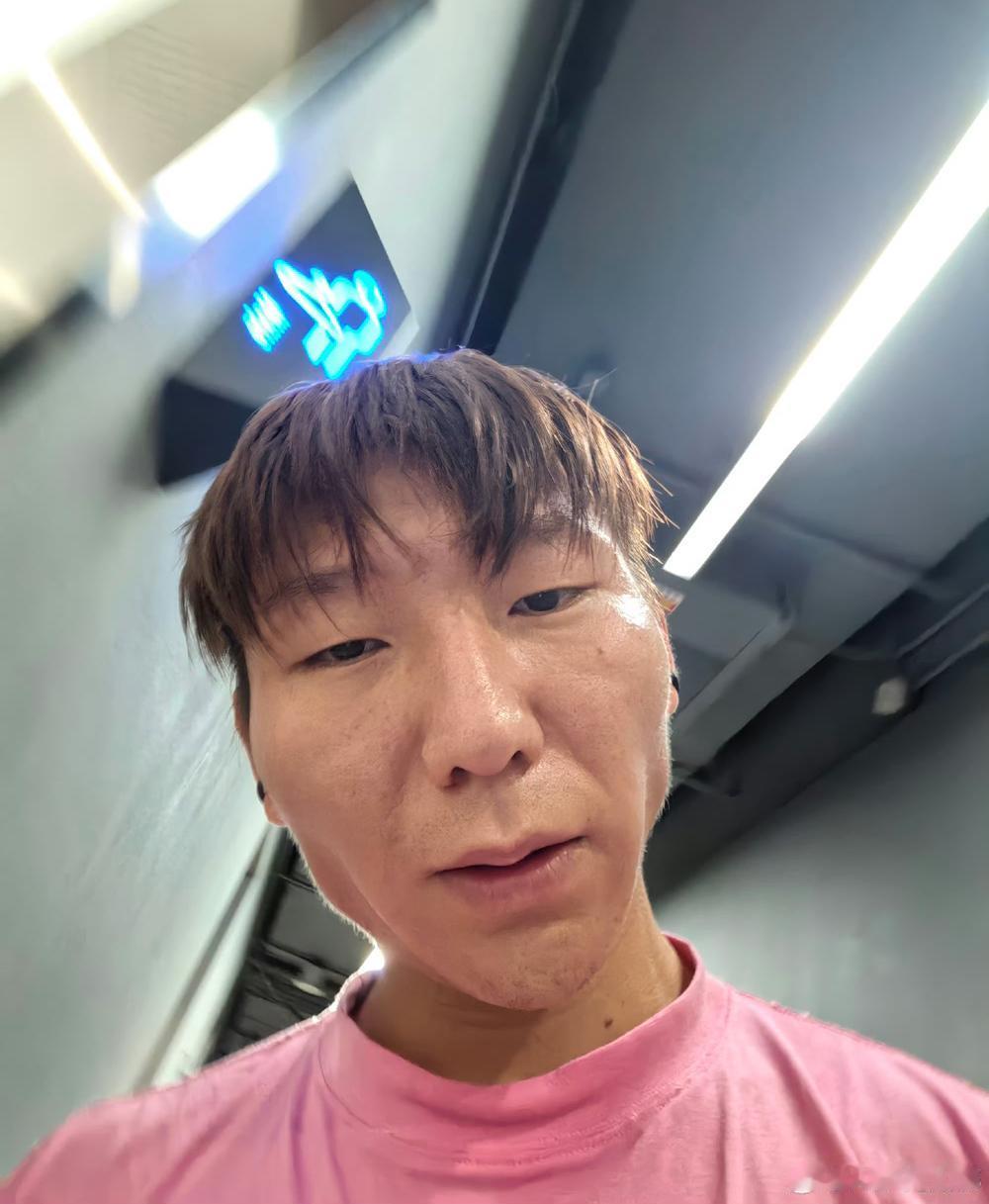 阿如那真是一点包袱都没有啊！明星有几个敢晒这种照片啊！不过阿如那也稍微注意