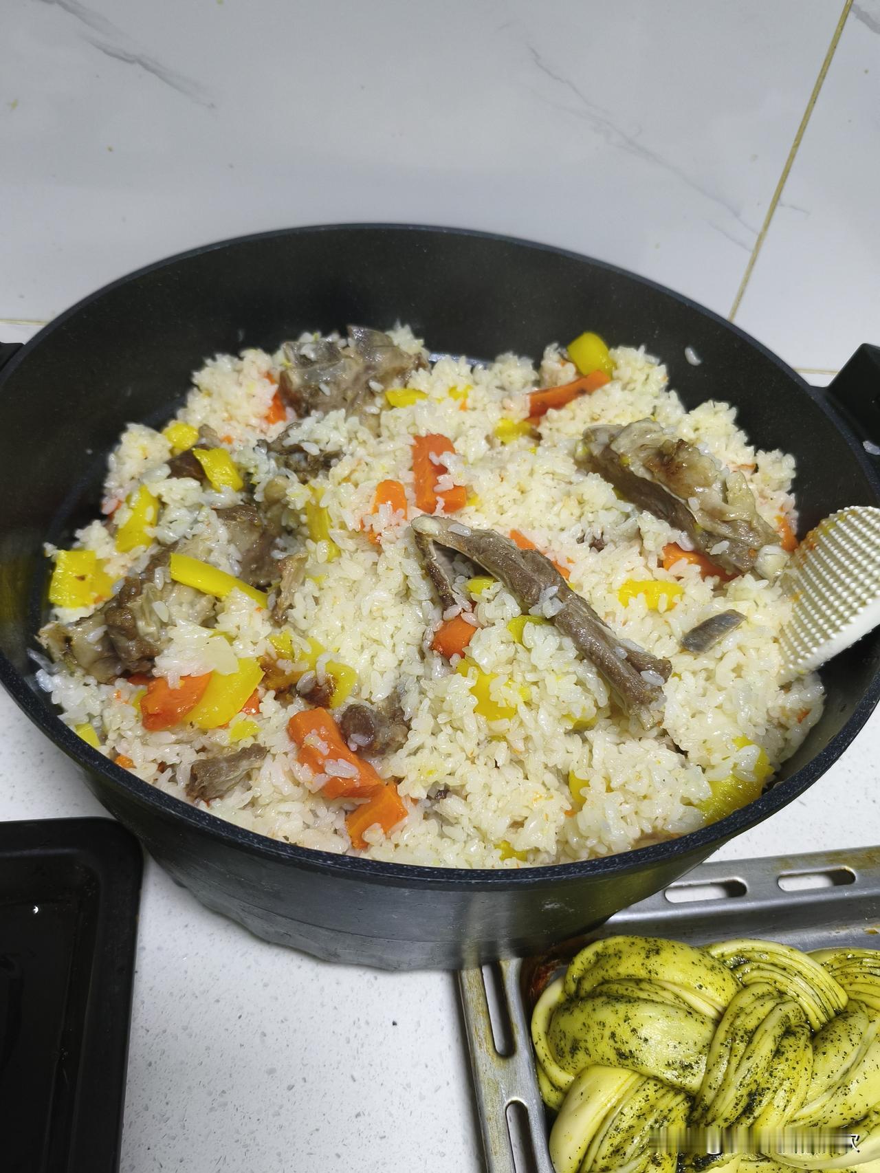 从小到大，我一直都特别喜欢吃维吾尔族大叔做的新疆羊肉抓饭。记得30年前，我怀