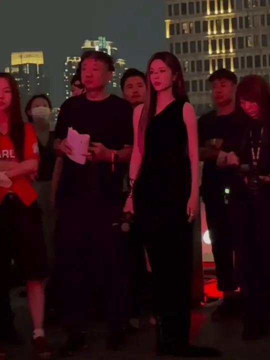 周也美得跟建模一样，伸懒腰扭那一下好像游戏角色待机的ai感[爱心][爱心]​​