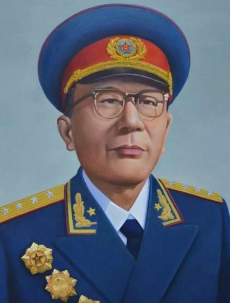 1981年，有人想要否定毛主席，胡乔木提议改称毛主席为毛泽东，黄克诚将军却觉得心