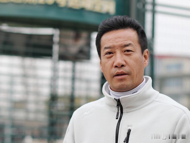 当年成都球市火遍全国，四川球迷给全兴队的球员挨个起绰号，除了魏群落得个魏大侠的名