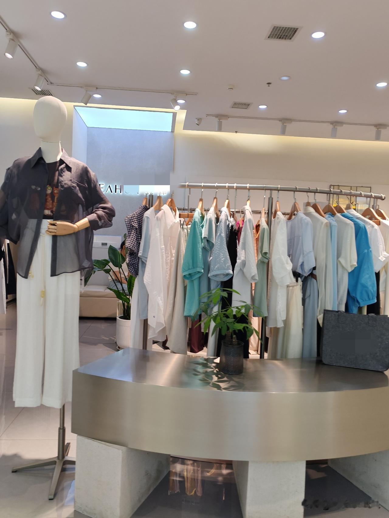 今年的衣服设计丑5月27日，坐标西安。中午我和同事去商场服装专柜转了一圈，内心