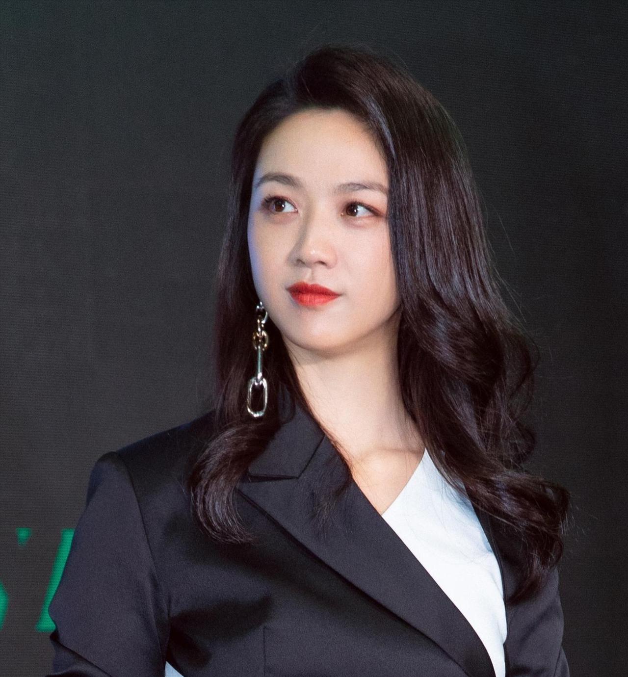 [点赞]主持人问汤唯:“你跟韩国的老公是说中文，还是韩文？”汤唯说:“结婚十年