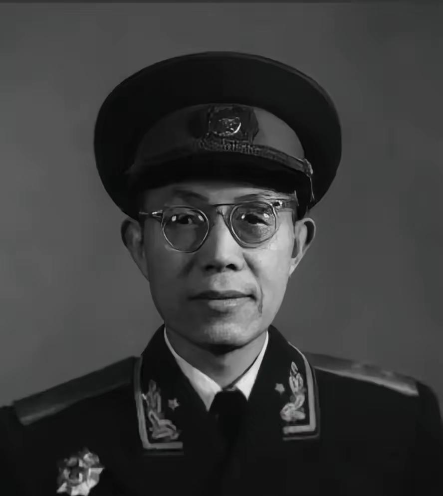 1937年，一红军干部流浪大西北，靠给地主写对联谋生。地主看完字迹后，压低声音：