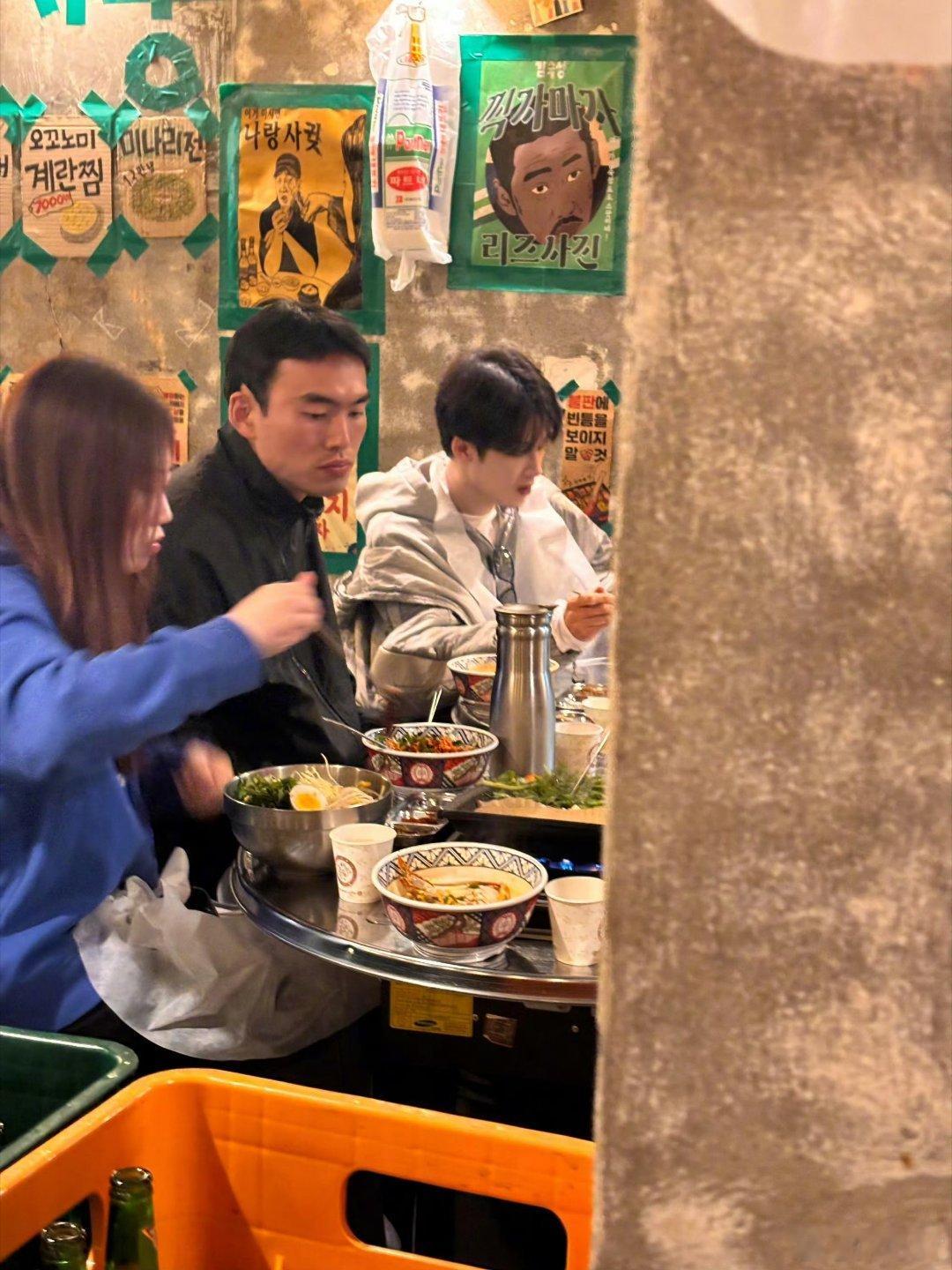 檀健次韩国人气檀健次落地是真的饿了昨天大哥檀健次闪现韩国机场，