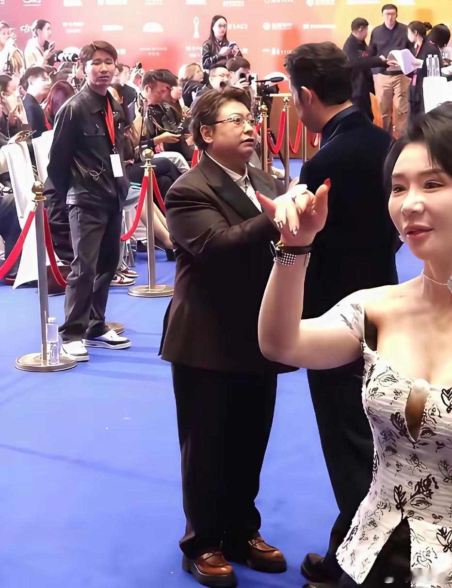 沙溢和韩红正在热聊，出现一个抢镜头的。