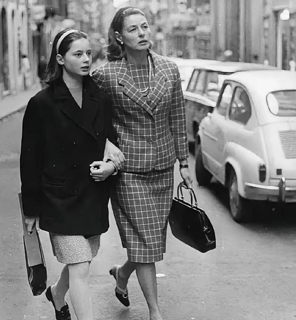 这是1962年在罗马街头，褒曼与女儿罗塞里尼的合影照。母女俩人长得很像，甚至气
