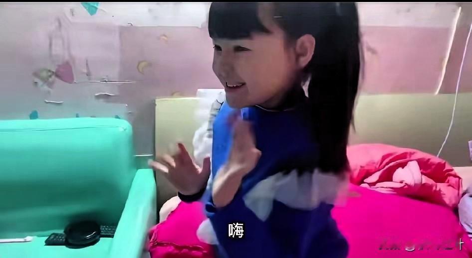 小孩子都能看出来问题，说明已经很严重了。视频里，小女孩拉着妈妈的手不放，小眉头皱