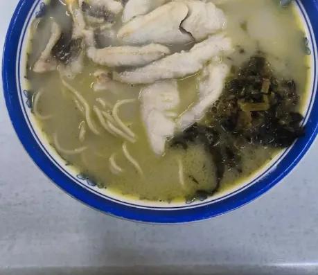 不爱吃就别来！这家卖100块一碗黄鱼面的网红店，这次真的没人来了。刚刷到徐汇