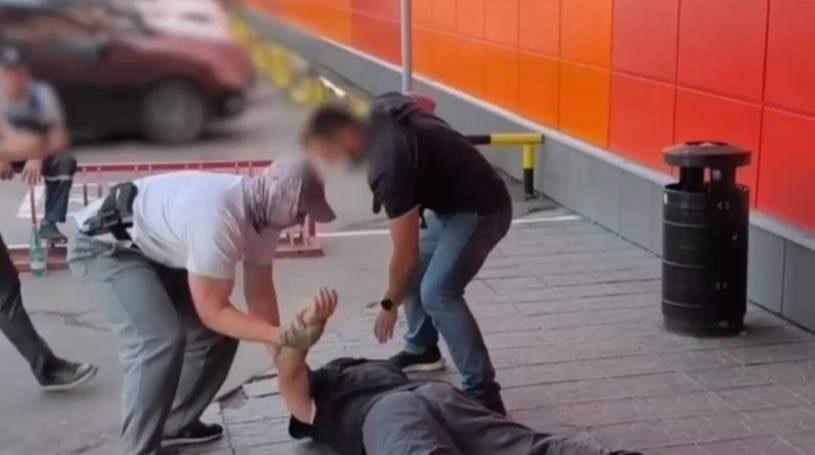 普京收到好消息，俄罗斯克格勃立下大功，现场抓捕乌克兰特务，缴获35架FPV无人机