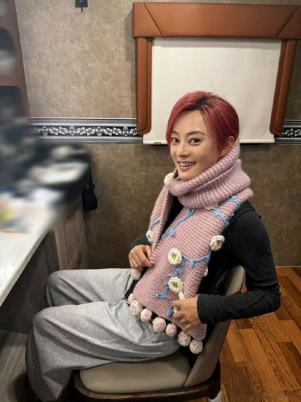 邓超孙俪给小花的12岁礼物孙俪织围巾针脚细密，邓超毛球圆润——这分工怕不是提前开