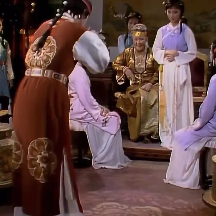 贾宝玉的发型，好玩得紧：“头上周围一转的短发，都结成小辫，红丝结束，共攒至顶中
