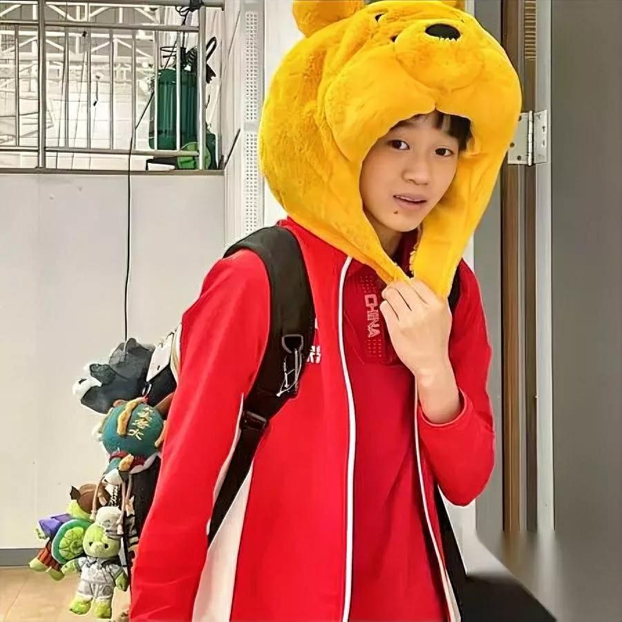 别被全红婵骗了！她根本不是只会跳水。7岁离家，两金加身，你以为她靠天赋？