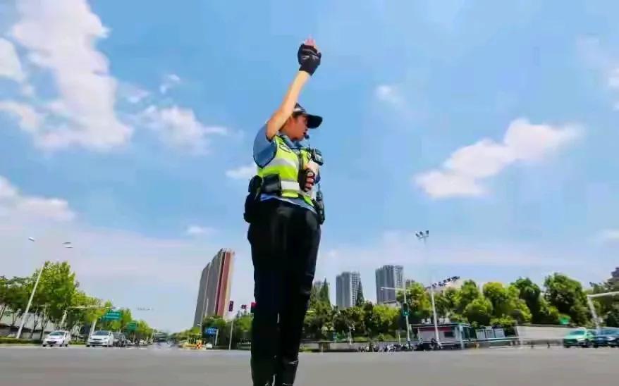 上海，男子开车抽烟被交警拦下扣3分罚200，崩溃大喊：“你们太缺德了！扣分就算