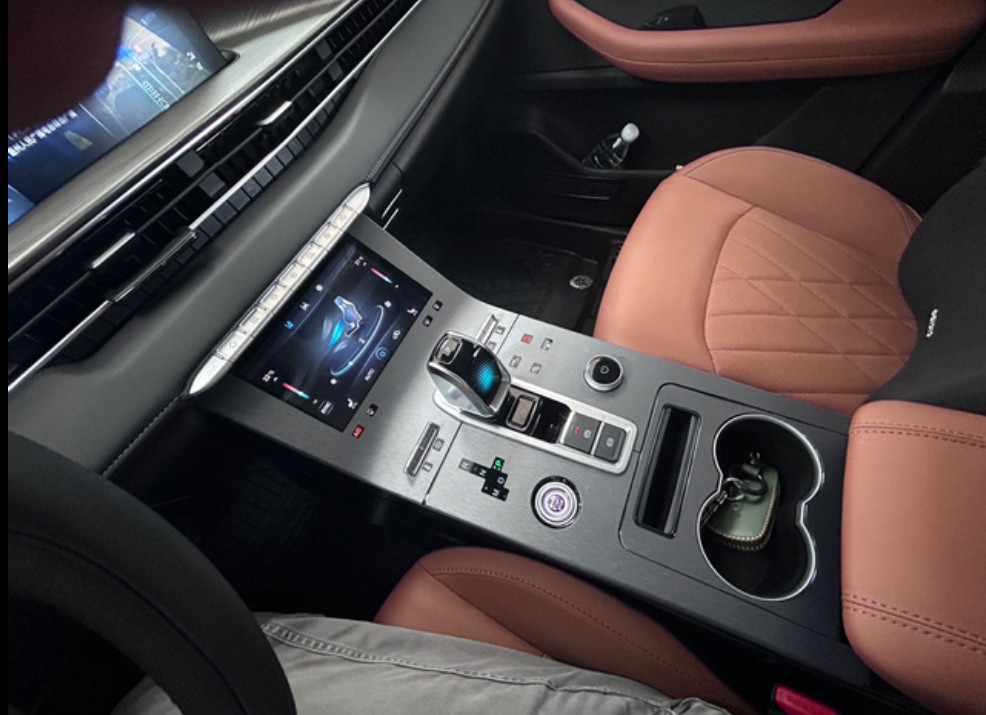 奇瑞这个真是受不了中控右边的触摸按键用的真不舒服，低着头看着也不容易按，超车的