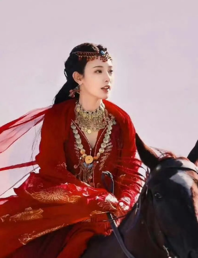 博主点评彭小苒转型还好奇她业务能力，结果本人空降评论区：“这么好奇就高低看看呐”