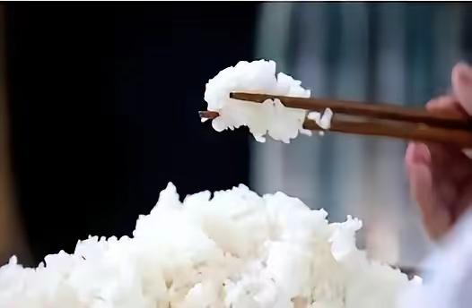 一个老外来中国，吃完一碗普普通通的白米饭，撂下筷子说了句石破天惊的话：“跟你们比