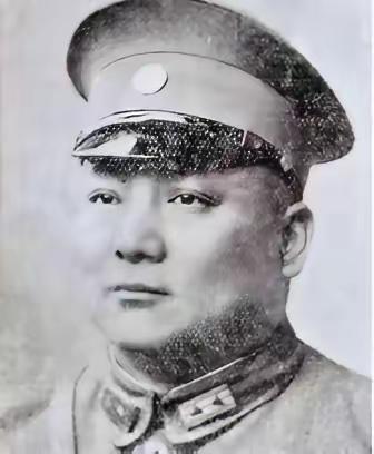 楚子风1944年，夏斗寅的二姨太卷走所有财产，和蒋介石亲信私奔了。夏斗寅气愤不