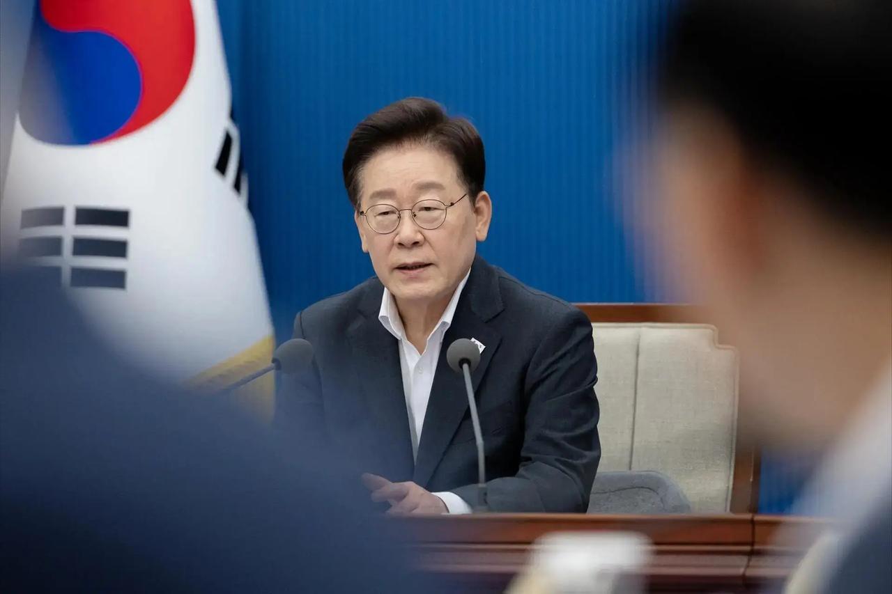 韩国总统李在明做了一个决定。表面看是“暂缓”，骨子里是“不敢”。国务会议上，加