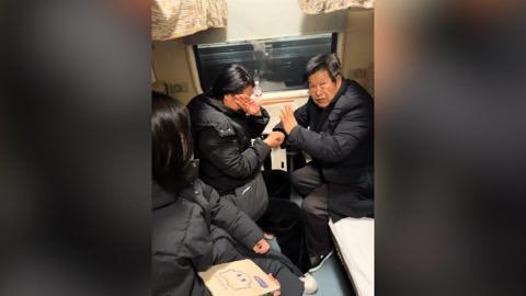 1月11日，在一列普通火车上，一名中年男子与一位老先生相邻而坐。几句闲聊后，老先