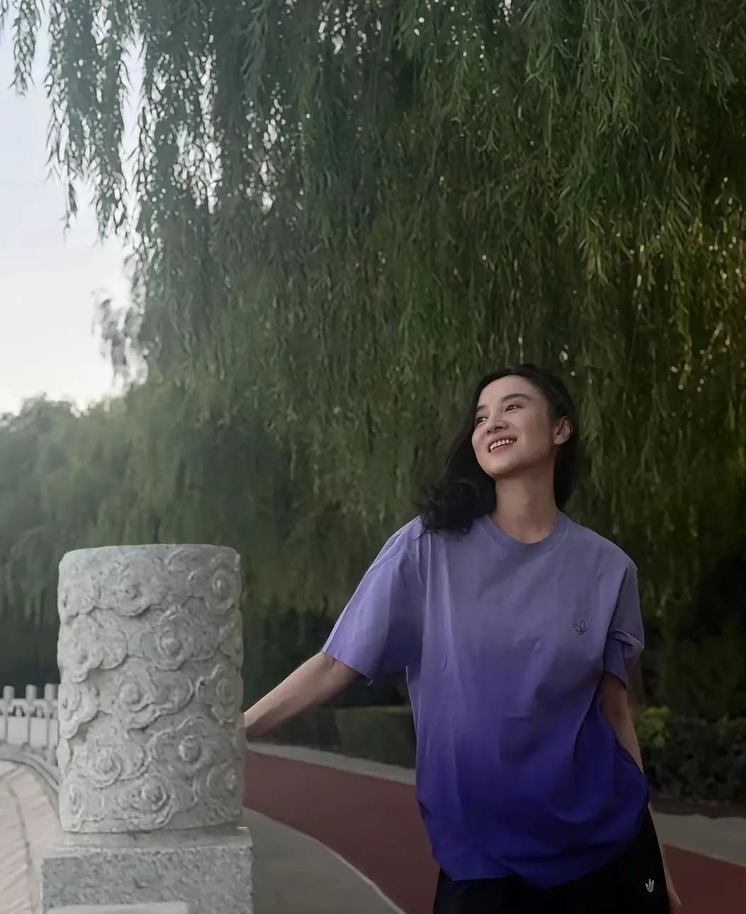 谁懂啊！小宋佳这套出游穿搭太绝了🔥渐变紫短袖+黑色阔腿裤舒服又显高显瘦，慵