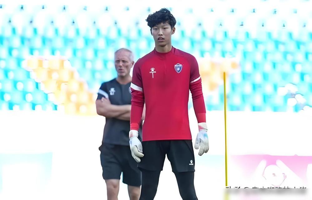 你敢信？700万转会费买来的中超主力门将，月薪才5000块？一个20岁的小