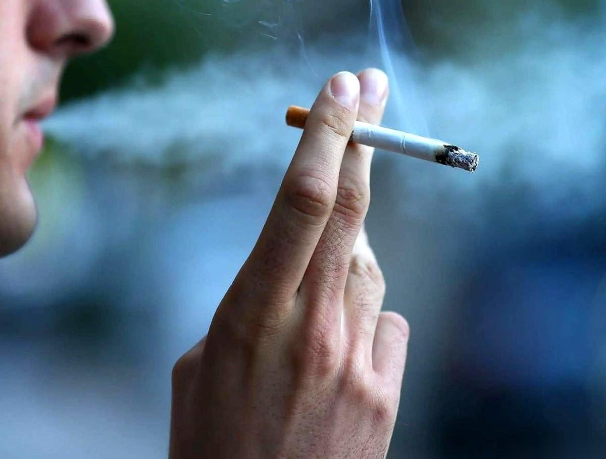 眼睛一睁，五分钟之内不点上一根烟，就浑身不对劲。就这一条，先给自己记上3分。别