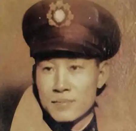 1951年，孙立人脱了衣服钻进被子，习惯性地搂住老婆，结果不对，吓得他立马滚下了