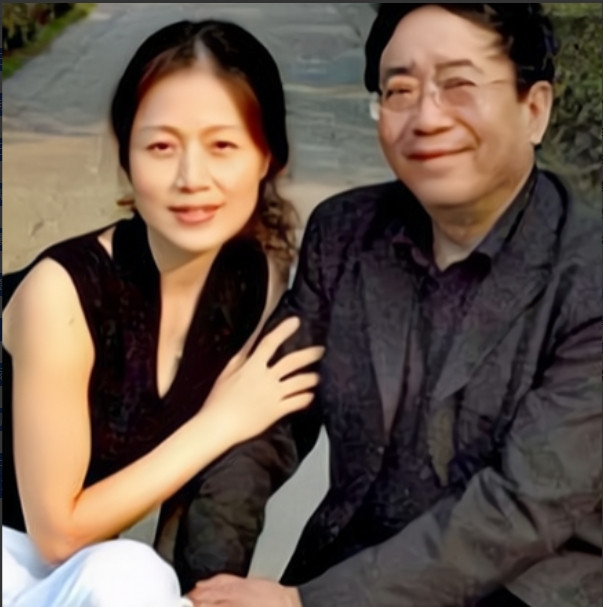 1992年，余秋雨二婚娶了小16岁的黄梅戏演员马兰，洞房花烛夜，余秋雨向妻子提出