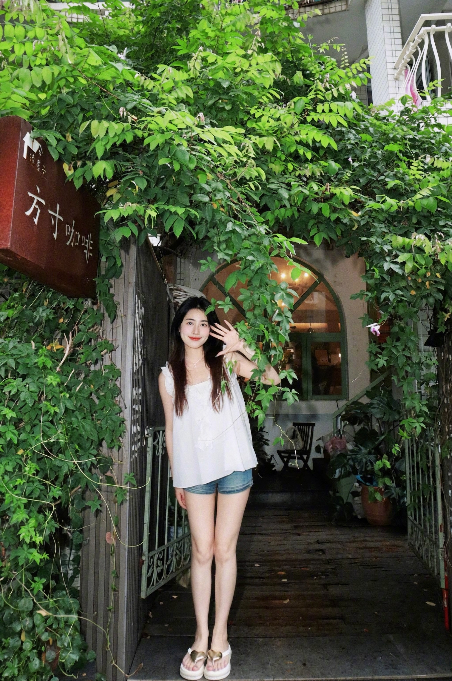 深圳挖到宝藏复古森系咖啡馆🌿被绿植藤蔓包裹的小店，推门就闯进了复古氛围感秘境。