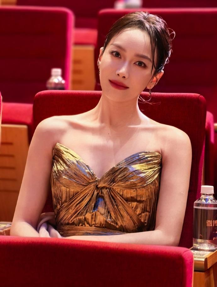 今天宋茜在出席时尚活动的时候穿了一件金色的裙子，看上去有种光彩照人的魅力。她