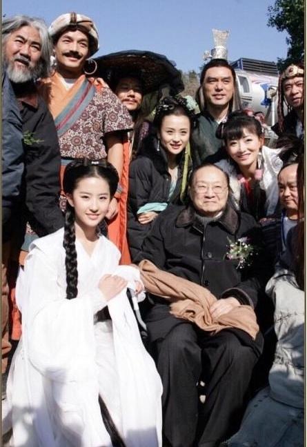 这张照片是2006年版电视剧《神雕侠侣》的剧组合影：我认出了身着白色古装、梳