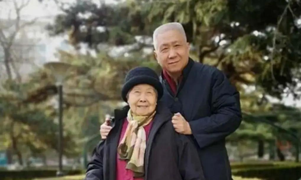 我账上有百亿流水，但在我妈眼里，我永远是个“贫农”。父亲癌症晚期那几年，家里每