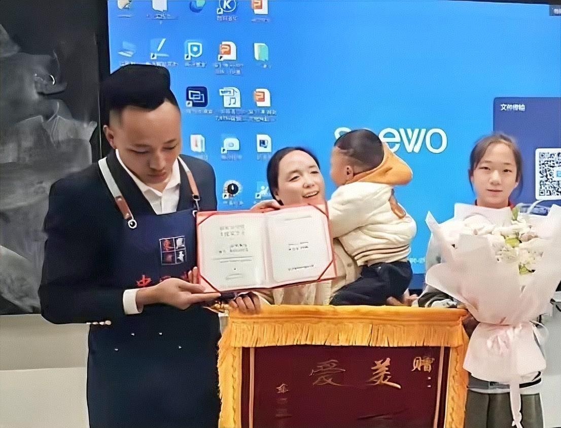 贵阳深夜夜市，3岁男童蹲在角落大哭，身边空无一人。路过的人纷纷侧目，却没人