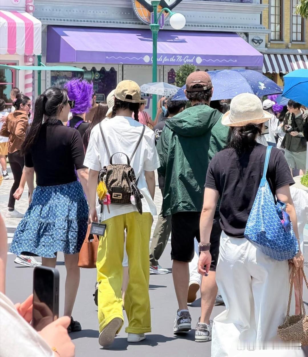 43岁唐嫣与罗晋带女儿新加坡游玩，扎双麻花辫少女感十足。罗晋陪女儿骑木马时，唐嫣