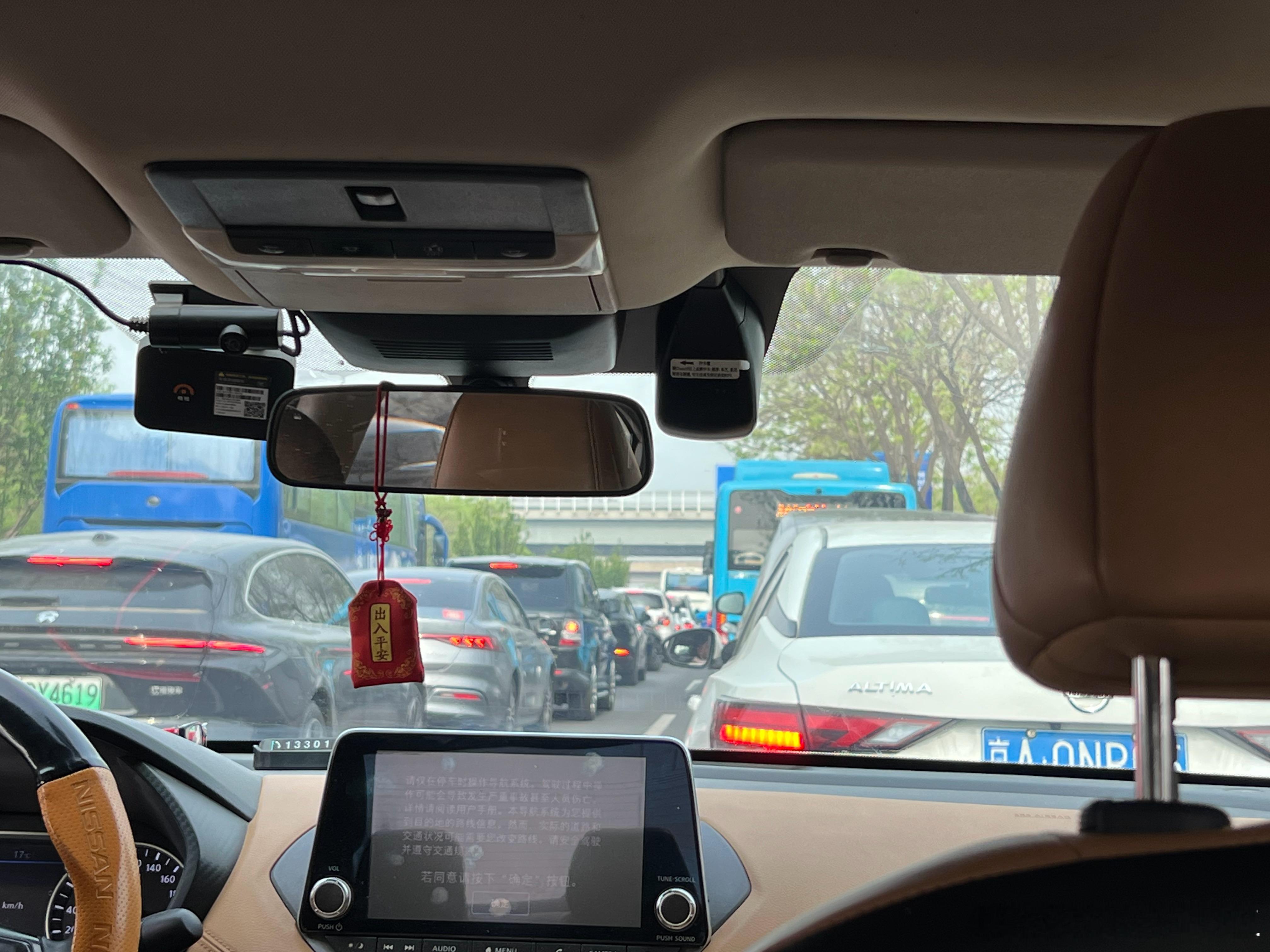 有多少人跟我一样堵在去车站的路上1公里要走20分钟司机都懵了，这地方还没这么堵过