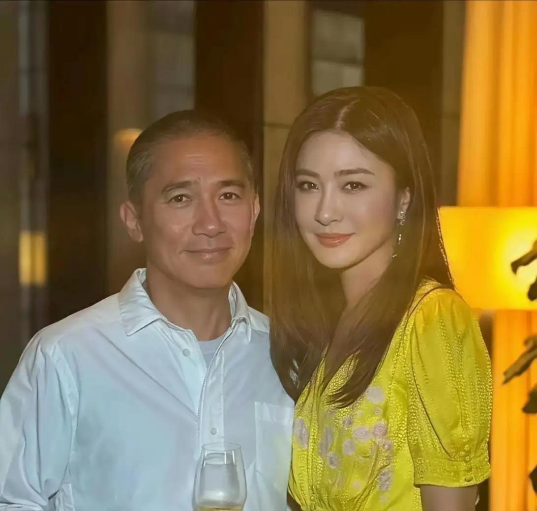 和影帝梁朝伟合影的这个女星~~是艺人周丽淇的姐姐周汶锜，姐妹俩长的很像，感觉姐姐
