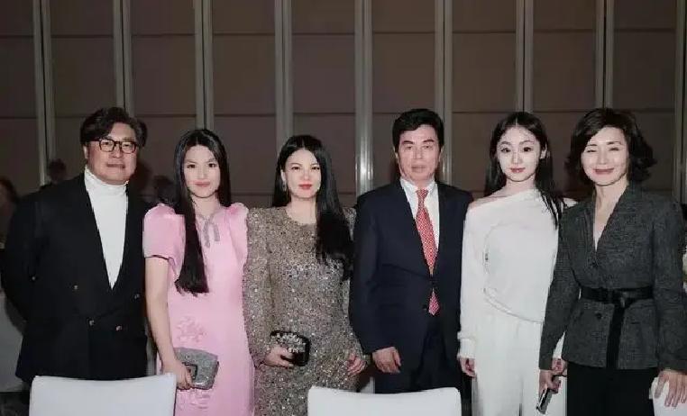 零下二十度的哈尔滨突然刷屏了！李湘一家三口的合照火了：李湘瘦到腰围细得惊人，王诗