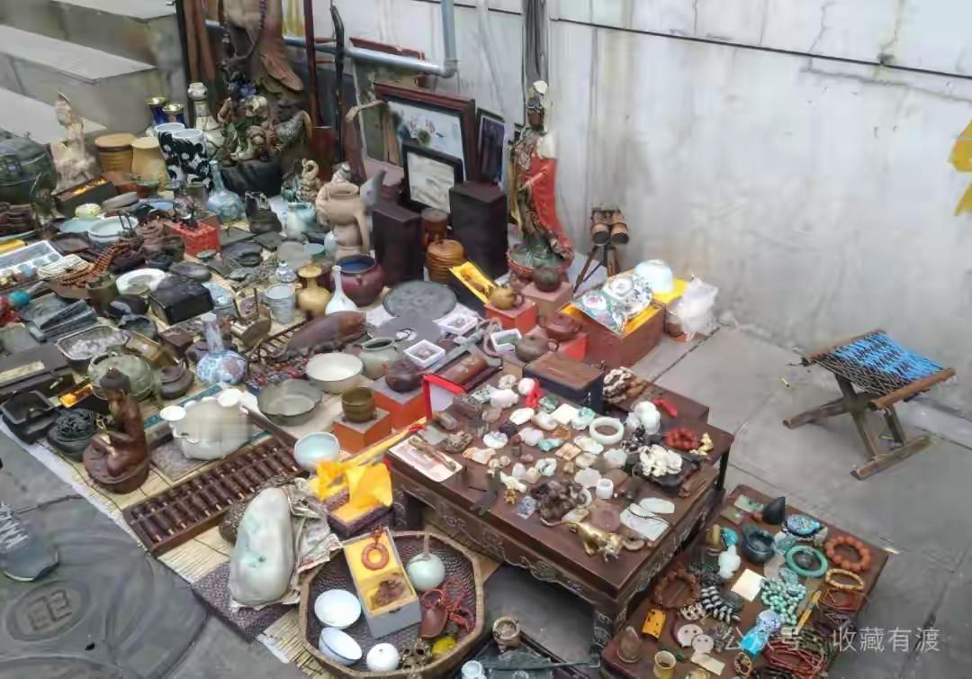 现在文玩市场是老年人在把控，手里有货转不动。中年人在支撑，腰板不硬怕砸手。年轻的