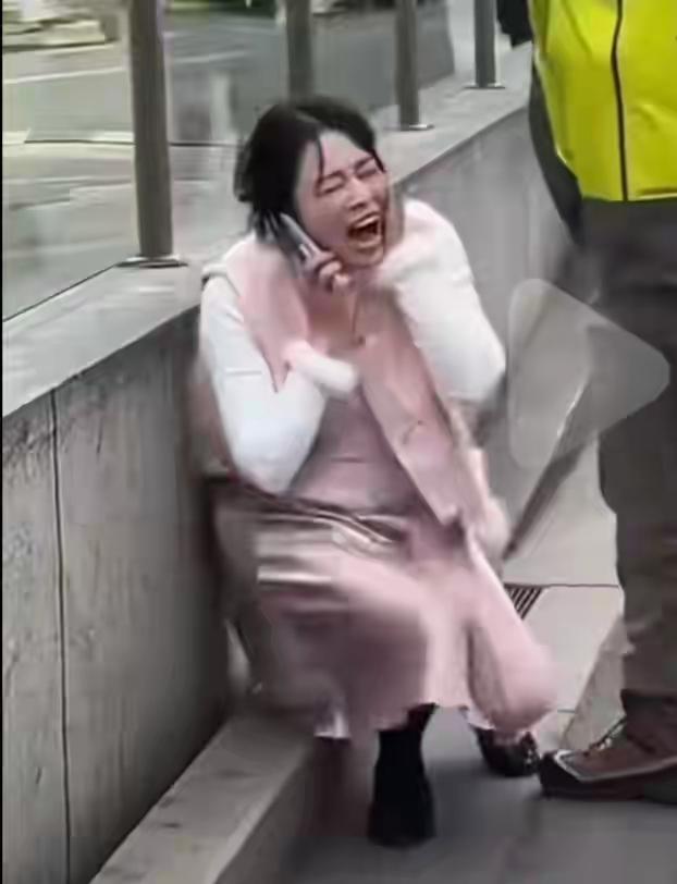 扬州万象汇这事儿，真的看一次气一次！女司机强行插车剐蹭别人，错了还理直气壮，