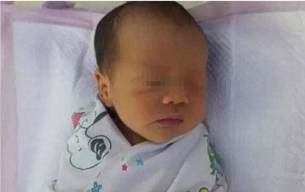 高龄产妇为生儿子怀三胎, 剖腹产时医生错愕, 整个手术过程凶险万分