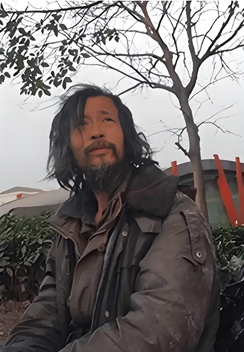 我始终觉得，“流浪大师”沈巍现象值得我们思考：他的成名不是他真的特别优秀，而是靠